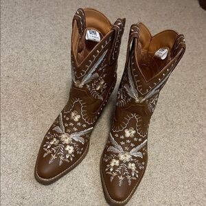 Dingo Brown and White Embroidered Heeled Boots